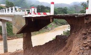 Quảng Trị: Cầu R Lây sạt lở nghiêm trọng chỉ còn lớp nhựa mỏng dính sau mưa lớn 
