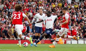 Arsenal hòa Tottenham dù bị đối thủ dẫn trước hai bàn