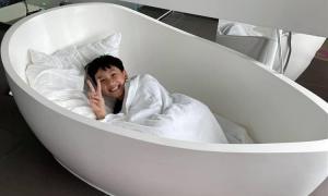 Con trai Thu Trang đòi ngủ trưa trong bồn tắm