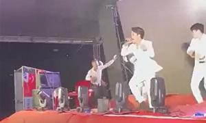 Ca sĩ TiTi nhóm HKT và vũ công bị màn hình led đè trúng người khi đang hát