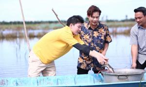 Diễn viên Bi Max thử sức với nghề làm cá khô ở Tam Nông, Đồng Tháp