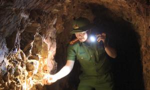 Hệ thống hầm ngoằn ngoèo trong khu khai thác vàng trái phép ở Lai Châu