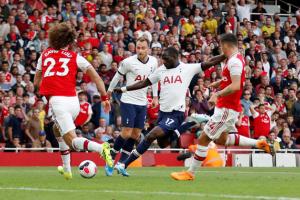 Arsenal hòa Tottenham dù bị đối thủ dẫn trước hai bàn