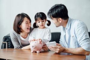 Trẻ ở tuổi nào nên được dạy về tiền bạc và dạy ra sao?