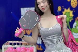 Mỹ nhân Việt diện váy siêu ngắn khoe thân hình cực “cháy” trên sân pickleball