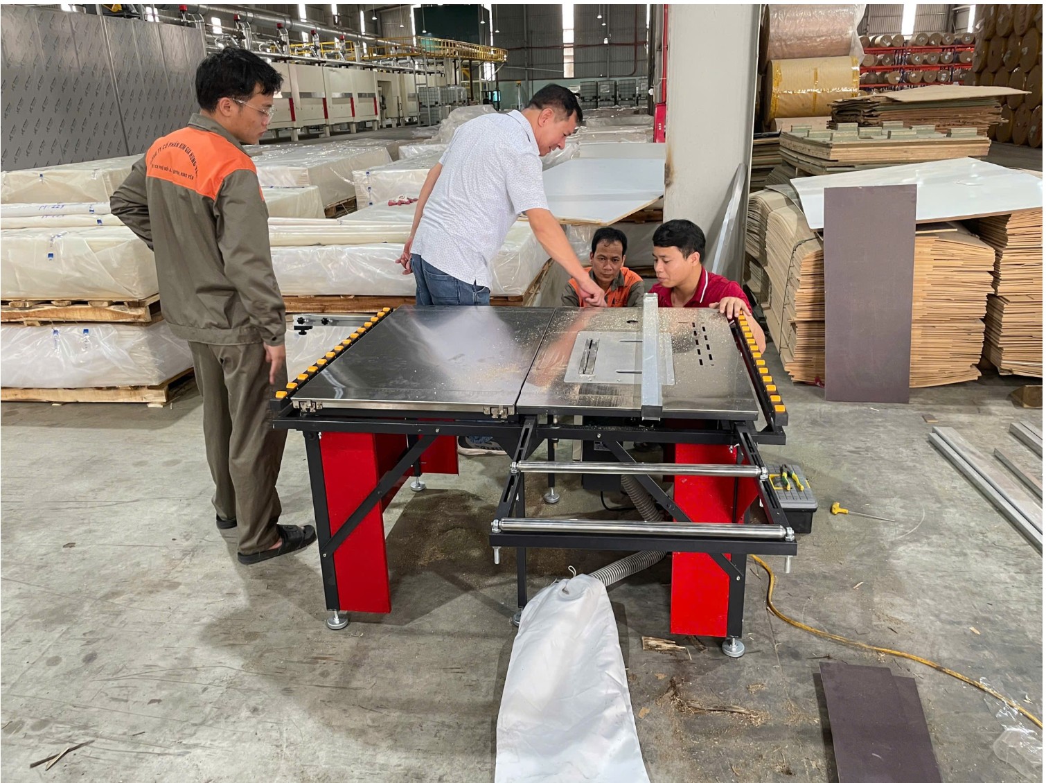 Nhiều Thợ Làm Nội Thất Tại Nhà Gặp Khó Vì Tiếng Ồn Và Bụi Gỗ